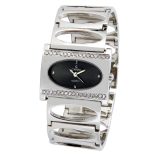 Cardy női karóra, ezüst színű tok, ezüst színű fémcsat kő díszítéssel, fekete színű számlap, quartz szerkezet, cseppementes vízállóság 