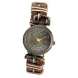 Cardy női karóra, bronz színű fémtok, barna / fehér színű bőrszíj, bronz színű számlap, quartz szerkezet, cseppmentes vízállóság