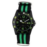Cardy férfi karóra, fekete színű fém tok, fekete/zöld színű textilszövet szíj, fekete színű számlap, quartz szerkezet, cseppmentes vízállóság