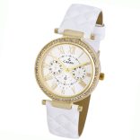 Cardy női karóra, arany színű fémtok kő díszítéssel, fehér szíj, ezüst színű számlap, quartz szerkezet, cseppmentes vízállóság