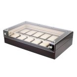 Óra tartó doboz, 12 rekeszes, lakkozott mahagóni külső, bézs színű műbőr belső