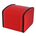 Logó nélküli karóra doboz, kívül piros műbőr borítású, belül krém színű párnás kialakítás