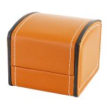 Logo nélküli karóra doboz, kívül barna műbőr borítású, belül fehér párnával 