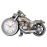 Ébresztő óra, quartz, motor forma, fémes szürke és arany szín